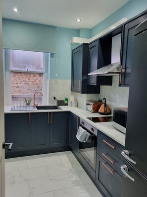 Kühlschrank, Mikrowelle, Ofen, Herdplatte