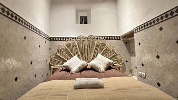 2 quartos, escrivaninha, ferros/tábuas de passar roupa, berço de viagem