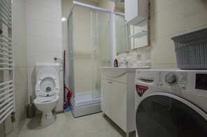 Douche, sèche-cheveux, bidet, serviettes fournies