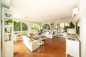 Fernseher, Kamin, Bücher