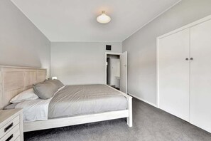 4 bedrooms, desk, WiFi, bed sheets