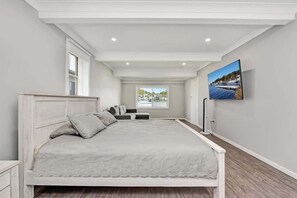 4 bedrooms, desk, WiFi, bed sheets