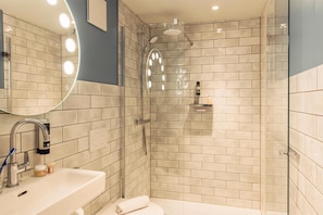 Douche à « effet pluie », sèche-cheveux, serviettes fournies, savon