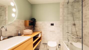 Regndusjhode, hårføner, håndklær og såpe