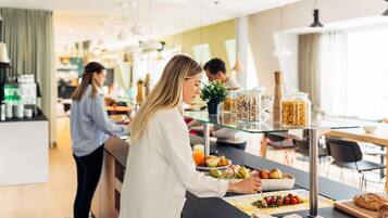 TĂ€gliches FrĂŒhstĂŒcksbuffet (18 EUR pro Person)