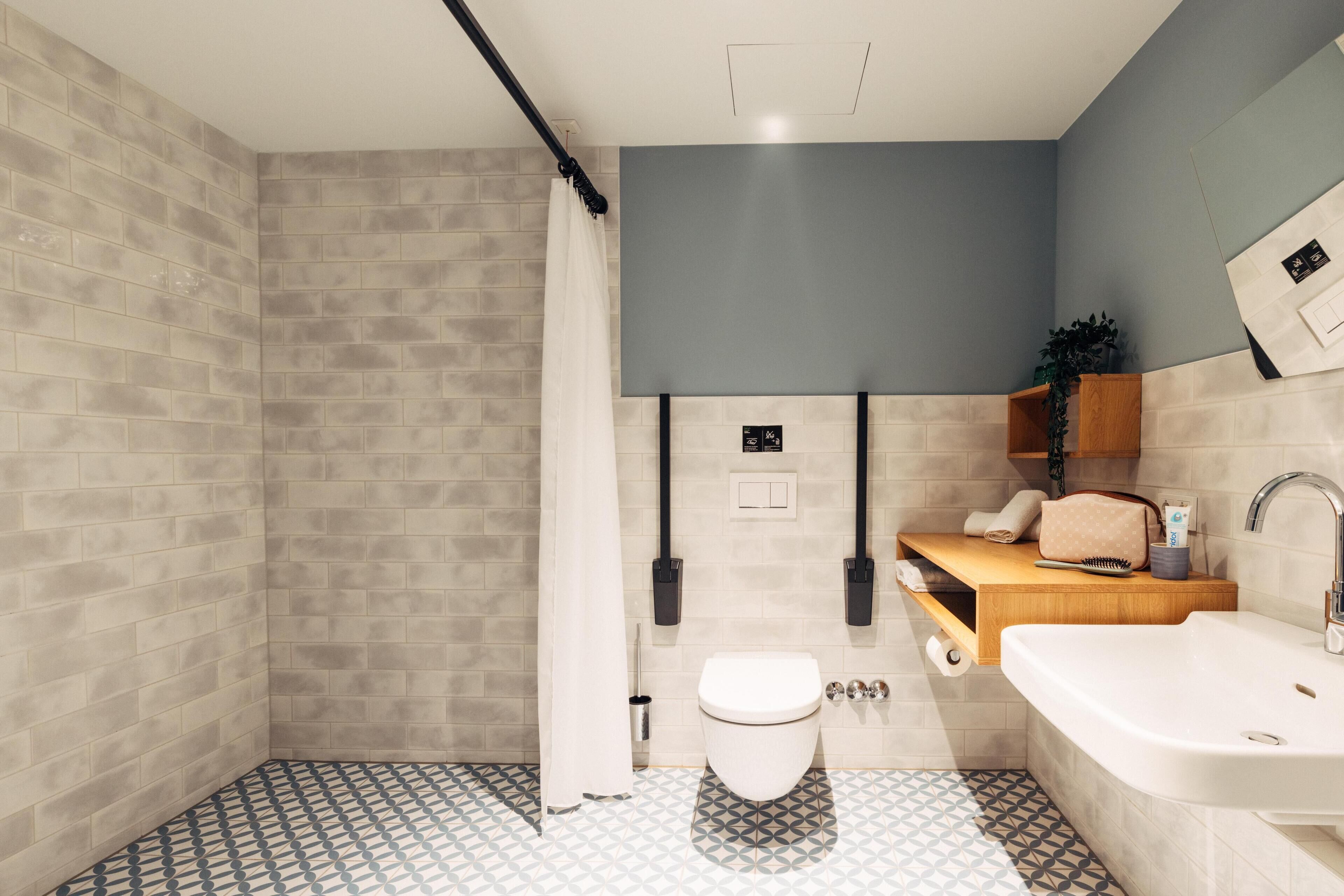 Soffione a pioggia, asciugacapelli, asciugamani, sapone