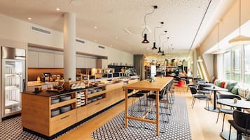 Café da manhã com buffet todos os dias (EUR 18 por pessoa)