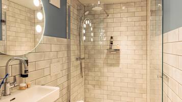 Cabezal de ducha tipo lluvia, secador de pelo, toallas, jabón