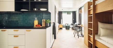 Micro-ondes dans l'espace commun, bouilloire électrique