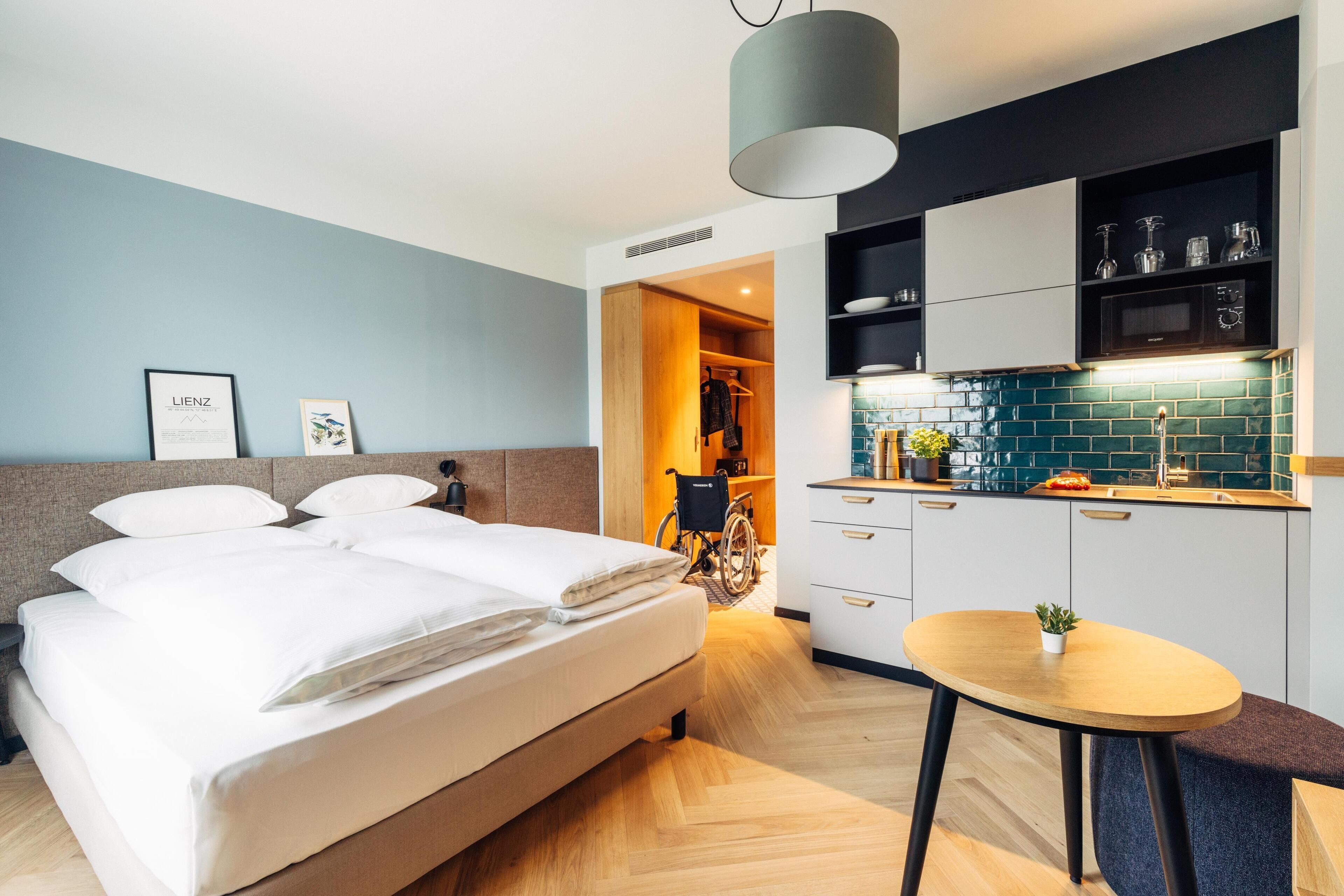 Daunenbettdecken, Zimmersafe, Verdunkelungsvorhänge