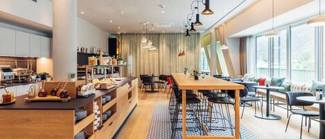 Tägliches Frühstücksbuffet (18 EUR pro Person)