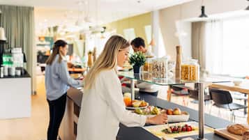 Petit déjeuner buffet (16 EUR par personne)