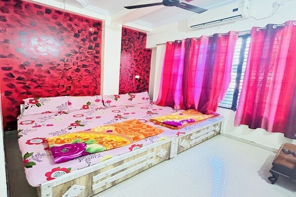 6 bedrooms, WiFi, bed sheets