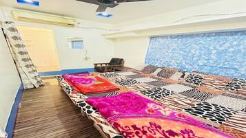 6 bedrooms, WiFi, bed sheets