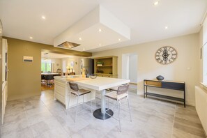 Dining - Gîte des 10 Potiers au Coeur des Ardennes, à 500 m de la Voie Verte (Raucourt-et-Flaba)