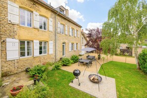 Outdoor dining - Gîte des 10 Potiers au Coeur des Ardennes, à 500 m de la Voie Verte (Raucourt-et-Flaba)