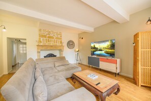 Smart TV, fireplace - Gîte des 10 Potiers au Coeur des Ardennes, à 500 m de la Voie Verte (Raucourt-et-Flaba)