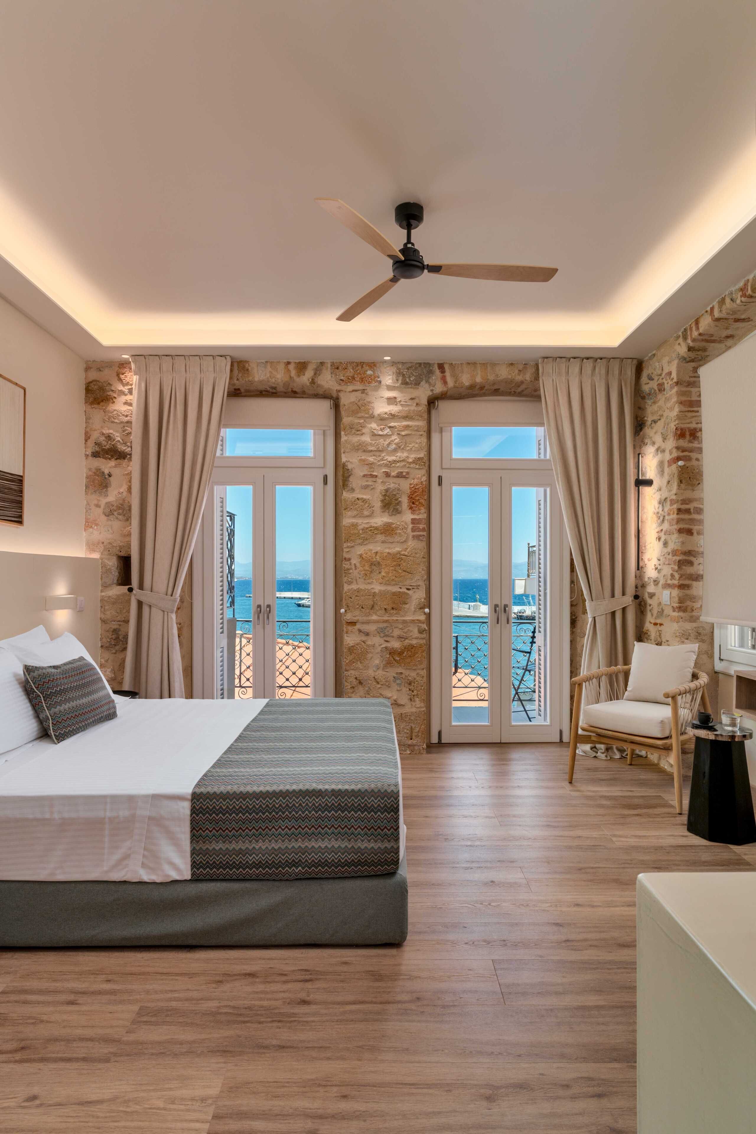 高级双人房, 阳台, 海景 | 高档床上用品、迷你吧、客房内保险箱、办公桌