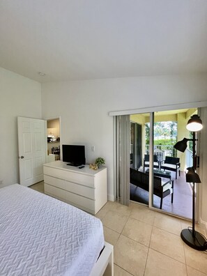 2 habitaciones, escritorio y tabla de planchar con plancha 
