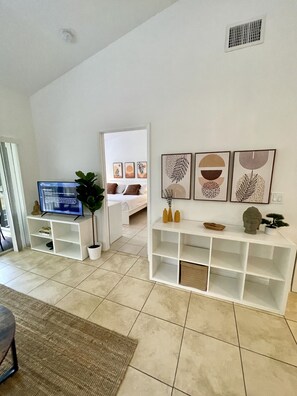 2 chambres, bureau, fer et planche à repasser, lit de bébé portatif