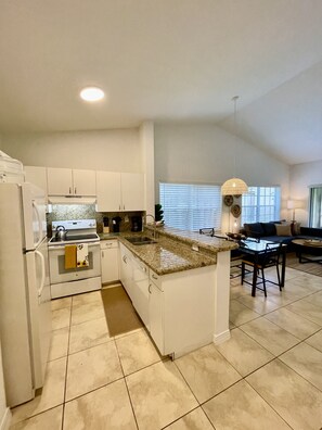 Køleskab, mikrobølgeovn, ovn, kogeplade