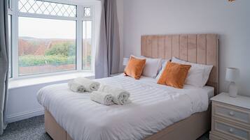 4 chambres, bureau, fer et planche Ă repasser, lit parapluie