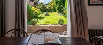 Beautiful & Peaceful 4 bedroom House in Brighton, with garden, EV & driveway