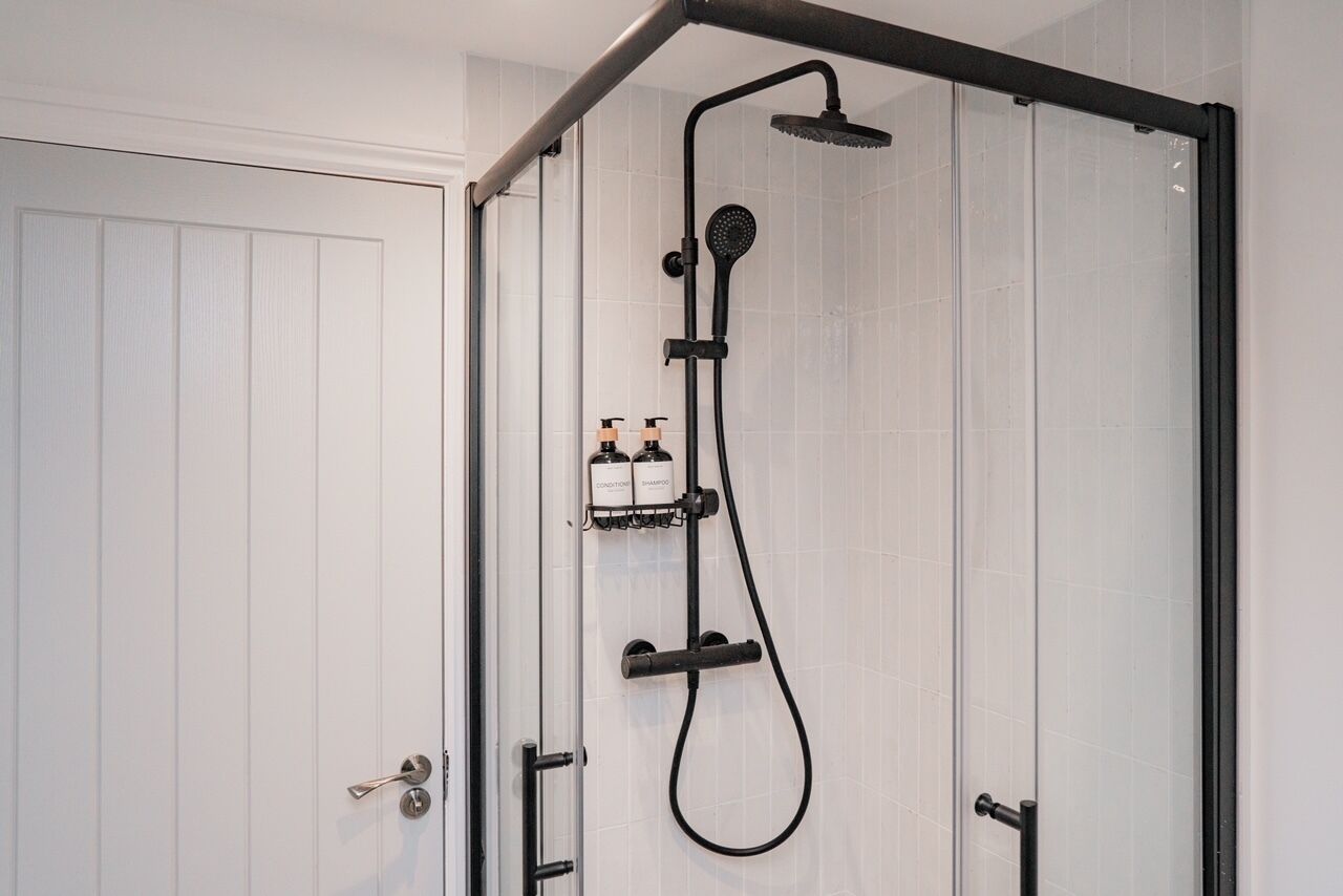 Een douche, een haardroger, handdoeken, zeep