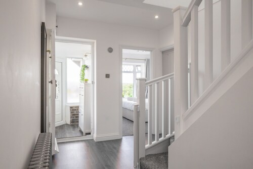 Beautiful & Peaceful 4 bedroom House in Brighton, with garden, EV & driveway