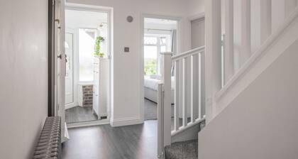 Beautiful & Peaceful 4 bedroom House in Brighton, with garden, EV & driveway