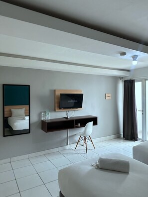 Deluxe Twin Room | Free WiFi - IZI COZI HOTEL KEMAYORAN  (Jakarta)