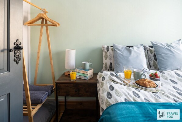 3 bedrooms, desk, iron/ironing board, free WiFi