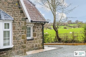 Property grounds - Katie`s Cottage and Hot Tub Snowdon 20mins drive (Snowdonia & North Wales)