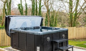Outdoor spa tub - Katie`s Cottage and Hot Tub Snowdon 20mins drive (Snowdonia & North Wales)
