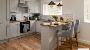 Kühlschrank, Mikrowelle, Ofen, Geschirrspüler