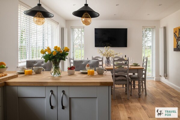 Dining - Katie`s Cottage and Hot Tub Snowdon 20mins drive (Snowdonia & North Wales)