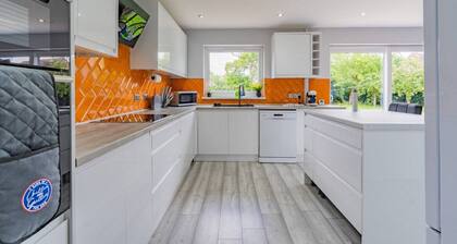 Jodi's Bungalow, Parking & Large Garden