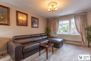 TV - Central Aster House 3 Bedrooms Parking (Nottingham)