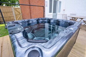 Outdoor spa tub - Felicity's House with Hot Tub! (Queniborough)