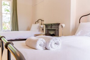 3 bedrooms, iron/ironing board, WiFi, bed sheets - Felicity's House with Hot Tub! (Queniborough)