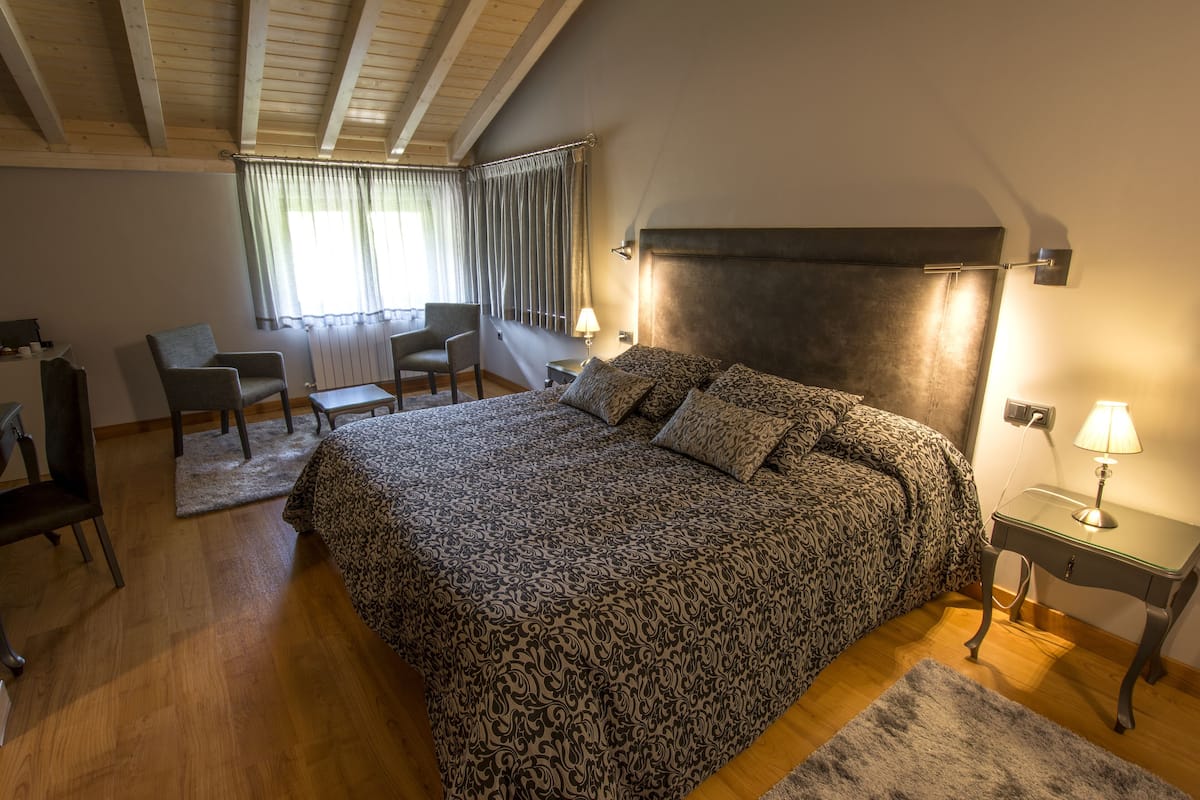 Suite estudio exclusiva, 1 habitación, bañera de hidromasaje, vistas a la montaña | Sábanas de algodón egipcio, ropa de cama de alta calidad, escritorio