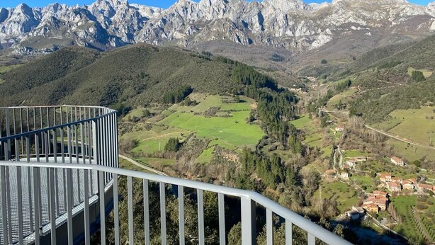 A mountainous landscape with a view of a valley and a small village. - Picos de Europa Suites and Rooms (Camaleno)