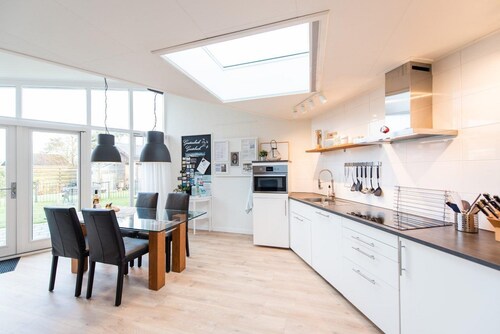 Two person Studio, Kapitein Brouwer.