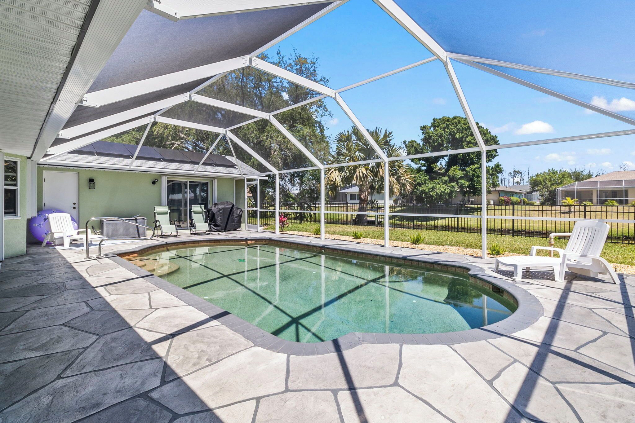 Sunshine Haven Retreat! Golf , Swim and Bask in the Florida Sun!