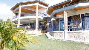 Un edificio de dos pisos con varios balcones y fachada de piedra.
