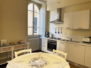 Frigorífico, microondas, horno y placa de cocina