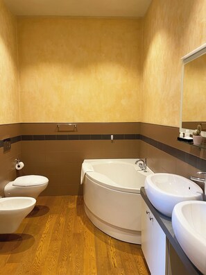 Whirlpool, Haartrockner, Bidet, Handtücher