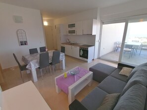 Apartment, 2 Bedrooms, Balcony, Garden View | Dining