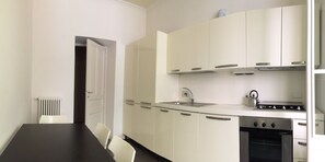 Private kitchen - Very central apartment opposite the Russian Church, with large garden. (Sanremo)
