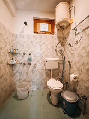 Bathroom - Jungle by sturmfrei Manali (Manali)